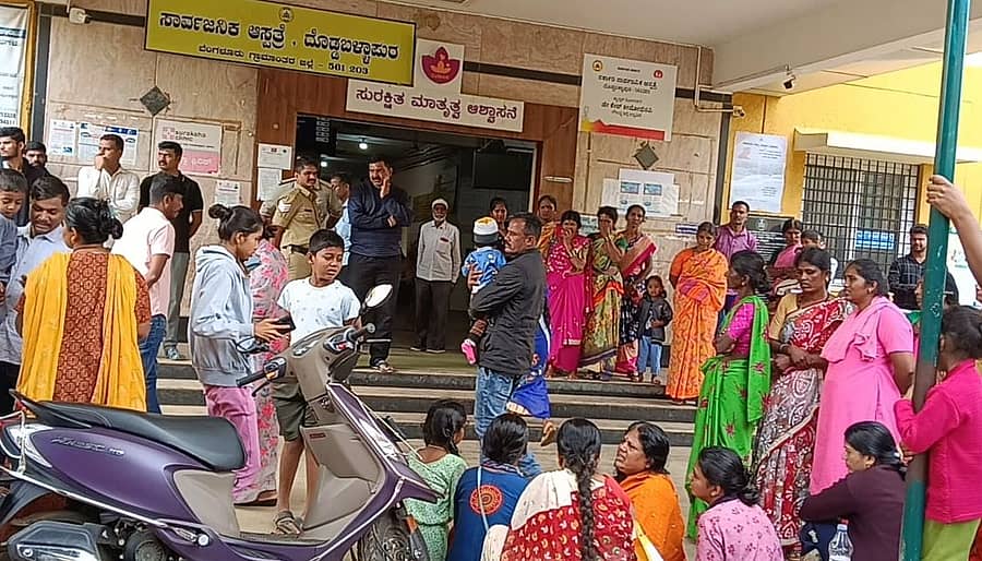 ದೊಡ್ಡಬಳ್ಳಾಪುರದ ತಾಯಿ ಮಗು ಸರ್ಕಾರಿ ಆಸ್ಪತ್ರೆ ಮುಂದೆ ಮೃತ ಸುಶ್ಮಿತ ಪೋಷಕರು ಬುಧವಾರ ಪ್ರತಿಭಟನೆ ನಡೆಸಿದರು