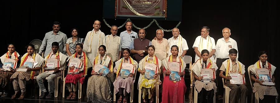ಮೈಸೂರಿನ ರಾಮಕೃಷ್ಣನಗರದ ರಮಾಗೋವಿಂದ ರಂಗಮಂದಿರದಲ್ಲಿ ಬುಧವಾರ ಜಿಲ್ಲೆಯ ಎಸ್‌ಎಸ್‌ಎಲ್‌ಸಿ ಸಾಧಕ ವಿದ್ಯಾರ್ಥಿಗಳನ್ನು ಸನ್ಮಾನಿಸಲಾಯಿತು. ಎ.ಎಚ್‌.ವಿಶ್ವನಾಥ್‌, ನ್ಯಾ.ಸ.ರ.ಮಾಣಿಕ್ಯ, ರಾ.ನಂ.ಚಂದ್ರಶೇಖರ, ಸ.ರ.ಸುದರ್ಶನ, ಬಾ.ಹ.ಉಪೇಂದ್ರ, ಮ.ಚಂದ್ರಶೇಖರ್, ಬಿ.ವಿ.ರವಿಕುಮಾರ್, ಹೊಸೂರು ನಾಗರಾಜ್, ಶೀಲಾ, ಎಚ್.ಜಿ.ಕೃಷ್ಣಪ್ಪ ಭಾಗವಹಿಸಿದ್ದರು