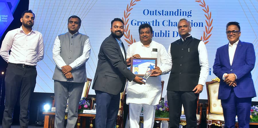 ಹುಬ್ಬಳ್ಳಿಯ ಹೊರವಲಯದಲ್ಲಿರುವ ಇನ್ಫೊಸಿಸ್‌ ಕ್ಯಾಂಪಸ್‌ನಲ್ಲಿ ಬುಧವಾರ ನಡೆದ ಕಾರ್ಯಕ್ರಮದಲ್ಲಿ ಸಂಸ್ಥೆಯ ಪ್ರಗತಿಗೆ ಶ್ರಮಿಸಿದ ಸಿಬ್ಬಂದಿಯನ್ನು ಸನ್ಮಾನಿಸಲಾಯಿತು. ಸಚಿವರಾದ ಪ್ರಿಯಾಂಕ್‌ ಖರ್ಗೆ, ಎಂ.ಬಿ. ಪಾಟೀಲ ಪಾಲ್ಗೊಂಡಿದ್ದರು 