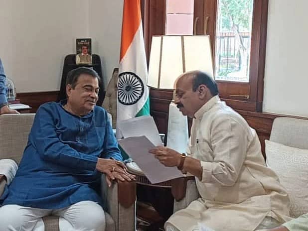 ನಿತಿನ್‌ ಗಡ್ಕರಿ ಅವರಿಗೆ ಬಸವರಾಜ ಬೊಮ್ಮಾಯಿ ಮಾಹಿತಿ ನೀಡಿದರು. 