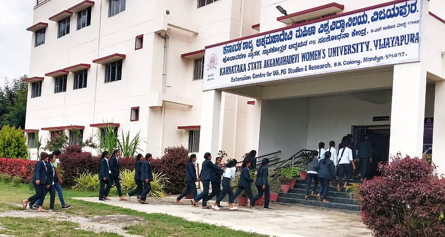 ಮಂಡ್ಯ ತಾಲ್ಲೂಕಿನ ಬಿ.ಹೊಸೂರು ಕಾಲೊನಿಯಲ್ಲಿರುವ ಅಕ್ಕಮಹಾದೇವಿ ಮಹಿಳಾ ವಿಶ್ವವಿದ್ಯಾನಿಲಯದ ಸ್ನಾತಕೋತ್ತರ ಅಧ್ಯಯನ ಮತ್ತು ಸಂಶೋಧನಾ ಕೇಂದ್ರದ ಹೊರನೋಟ 