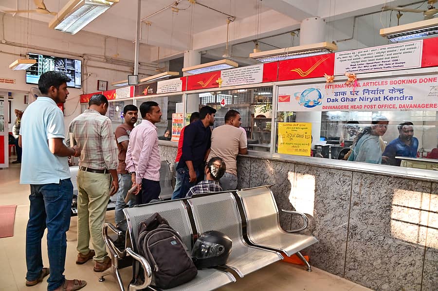 <div class="paragraphs"><p>ದಾವಣಗೆರೆಯ ಪ್ರಧಾನ ಅಂಚೆ ಕಚೇರಿಯಲ್ಲಿ ವಿವಿಧ ಸೇವೆ ಪಡೆಯಲು ಬುಧವಾರ ಸರತಿ ಸಾಲಿನಲ್ಲಿ ಕಾಯುತ್ತಿದ್ದ ಜನ</p></div>