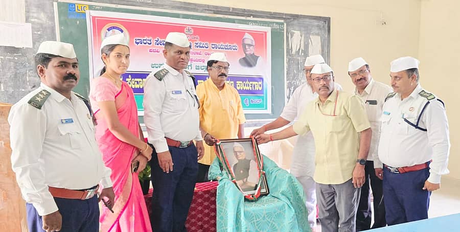 ರಾಯಚೂರಿನ ಬಾಲಕರ ಸರ್ಕಾರಿ ಪದವಿ ಪೂರ್ವ ಕಾಲೇಜಿನ ಸಭಾಂಗಣದಲ್ಲಿ ಉಪನ್ಯಾಸಕರಿಗೆ ಆಯೋಜಿಸಿದ್ದ ಭಾರತ ಸೇವಾದಳ ಮಾಹಿತಿ ಕಾರ್ಯಾಗಾರದಲ್ಲಿ ನಾರಾಯಣ ಸುಬ್ಬರಾವ್ ಹರ್ಡೀಕರ್ ಭಾವಚಿತ್ರಕ್ಕೆ ಪ್ರಾಚಾರ್ಯ ರವೀಂದ್ರ ಬಂಡಿ ಮಾಲಾರ್ಪಣೆ ಮಾಡಿದರು. ಜಿ.ಎಸ್. ಹಿರೇಮಠ, ವಿರೂಪಾಕ್ಷಪ್ಪ ಗೌಡ ಕ್ಯಾದಿಗೇರಿ, ಗಾಯತ್ರಿ ಉಪಸ್ಥಿತರಿದ್ದರು