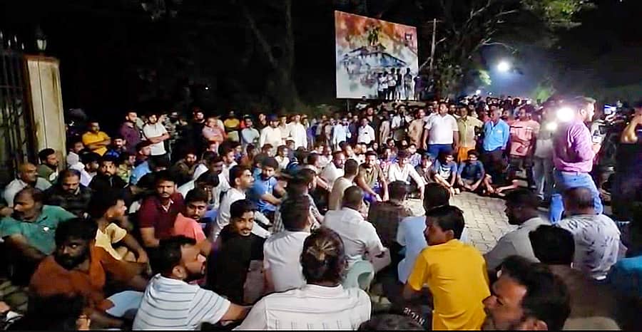 ಧರ್ಮಸ್ಥಳ ಪೊಲೀಸ್ ಠಾಣೆಯ ಬಳಿ ಬುಧವಾರ ರಾತ್ರಿ ಪ್ರತಿಭಟನೆ ನಡೆಯಿತು