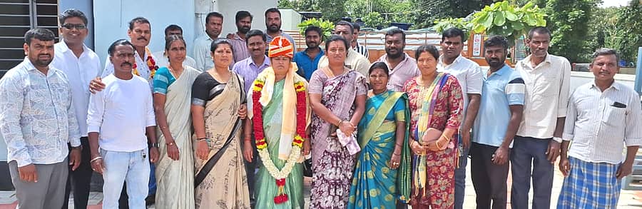 ಬೇಲೂರು ತಾಲ್ಲೂಕಿನ ಹಗರೆ ಗ್ರಾಮಪಂಚಾಯಿತಿ ಅಧ್ಯಕ್ಷರಾಗಿ ಆಯ್ಕೆಯಾದ ತಾಯಿಮುದ್ದು ಕೃಷ್ಣಪ್ಪ ಅವರನ್ನು  ಸದಸ್ಯರು ಅಭಿನಂದಿಸಿದರು 