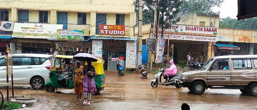 <div class="paragraphs"><p><strong>ವಿಜಯಪುರದಲ್ಲಿ ಮಳೆಯಿಂದಾಗಿ ಸಾರ್ವಜನಿಕರು ರೈನ್‍ಕೋಟ್ ಧರಿಸಿ ಛತ್ರಿ ಹಿಡಿದು ಸಾಗಿದರು.&nbsp;</strong></p></div>