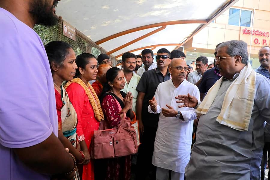 ಗ್ಯಾಸ್ಟ್ರೋಎಂಟರಾಲಜಿ ವಿಜ್ಞಾನ ಮತ್ತು ಅಂಗಾಂಗ ಕಸಿ ಸಂಸ್ಥೆಯ ಆವರಣದಲ್ಲಿ ರೋಗಿಗಳ ಸಹಾಯಕರನ್ನು ಸಿದ್ದರಾಮಯ್ಯ ವಿಚಾರಿಸಿದರು. ಶರಣಪ್ರಕಾಶ ಪಾಟೀಲ ಉಪಸ್ಥಿತರಿದ್ದರು