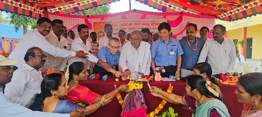 ಜಯಪುರ ಹೋಬಳಿಯ ಹಾರೋಹಳ್ಳಿ ಸರ್ಕಾರಿ ಹಿರಿಯ ಪ್ರಾಥಮಿಕ ಶಾಲೆಯ ನೂತನ ಕೊಠಡಿಗಳ ಉದ್ಘಾಟನಾ ಕಾರ್ಯಕ್ರಮದಲ್ಲಿ ಶಾಸಕ ಜಿ.ಟಿ.ದೇವೇಗೌಡ ಭಾಗವಹಿಸಿದ್ದರು