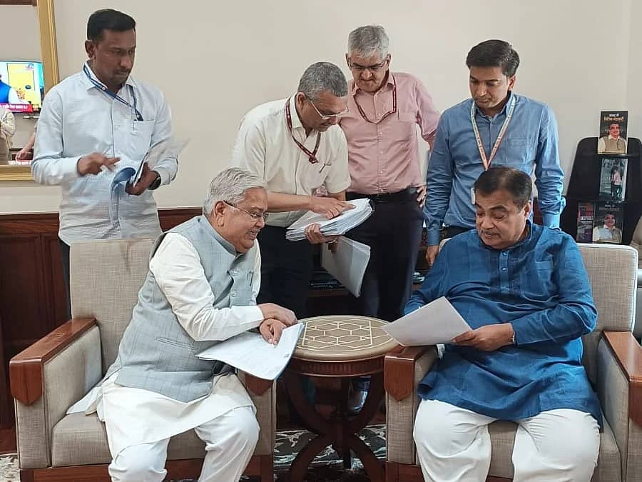 <div class="paragraphs"><p><strong>ನಿತಿನ್‌ ಗಡ್ಕರಿ ಅವರಿಗೆ ಗೋವಿಂದ </strong>ಕಾರಜೋಳ <strong>ಮನವಿ ಸಲ್ಲಿಸಿದರು</strong></p></div>