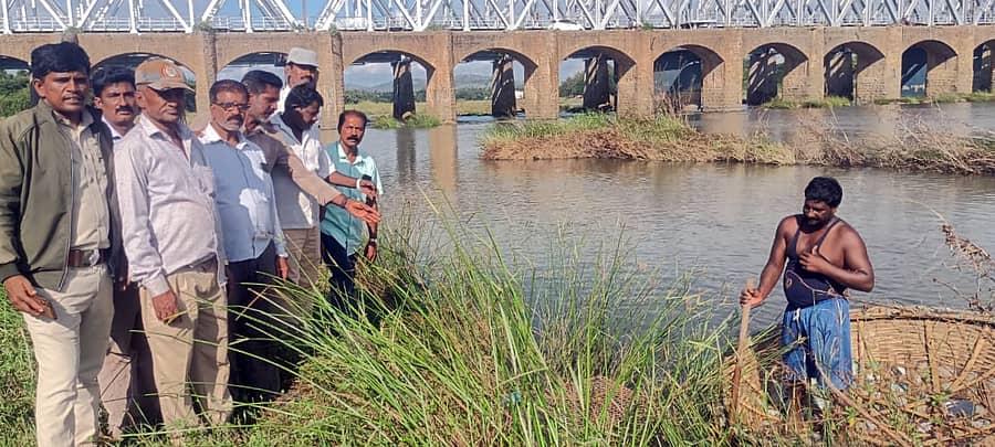 ಶ್ರೀರಂಗಪಟ್ಟಣ ಬಳಿ, ರಾಂಪುರ ಸಂಪರ್ಕ ಸೇತುವೆ ಬಳಿ ಕಾವೇರಿ ನದಿಯಲ್ಲಿ ಬೋನಿನ ಜತೆ ತೆಪ್ಪದಲ್ಲಿ ತೆರಳುತ್ತಿದ್ದ ಗಂಜಾಂ ನಿವಾಸಿ ರವಿ ಎಂಬವರನ್ನು ಅರಣ್ಯ ಇಲಾಖೆಯ ಗಸ್ತು ಅರಣ್ಯಪಾಲಕ ಬಸವರಾಜ್‌ ಮತ್ತು ಸ್ಥಳೀಯ ಮುಖಂಡರು ಬುಧವಾರ ಪ್ರಶ್ನಿಸಿದರು