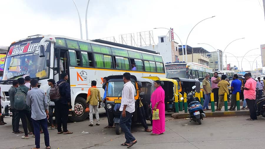 ಸಾರಿಗೆ ನೌಕರರ ಮುಷ್ಕರದ ಅಂಗವಾಗಿ ಮಂಗಳವಾರ ಕೆಎಸ್‌ಆರ್‌ಟಿಸಿ ಬಸ್‌ಗಳು ರಸ್ತೆಗಿಳಿಯದ ಕಾರಣ ಚಿತ್ರದುರ್ಗದ ಬಸ್‌ ನಿಲ್ದಾಣದಲ್ಲಿ ಖಾಸಗಿ ಬಸ್‌ಗಳು ಸಾಲುಗಟ್ಟಿ ನಿಂತಿರುವುದು