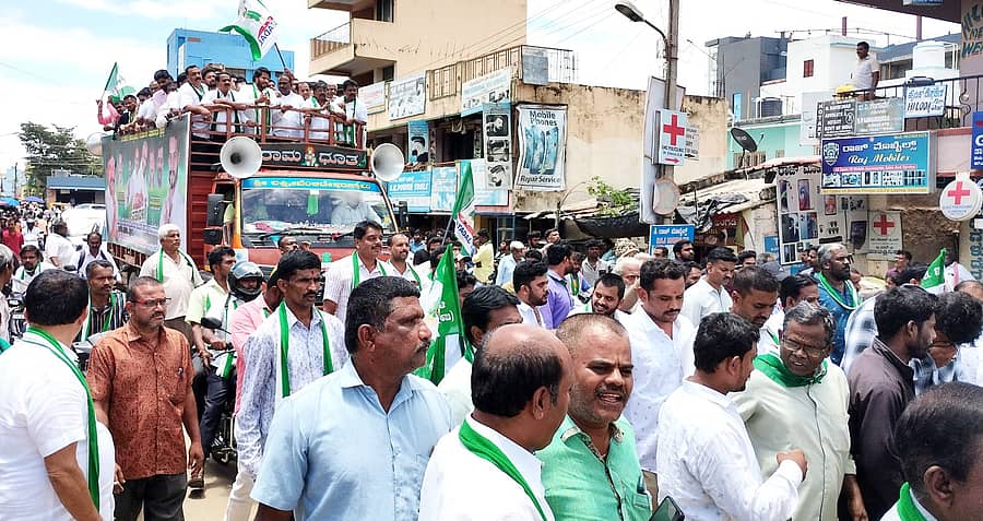 ನಿಖಿಲ್ ಅವರನ್ನು ಮೆರವಣಿಗೆ ಮೂಲಕ ವೇದಿಕೆಗೆ ಕರೆತರಲಾಯಿತು