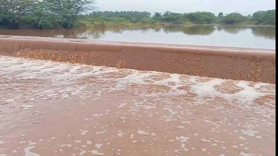 ಜಗಳೂರು ತಾಲ್ಲೂಕಿನ ದೊಡ್ಡಬೊಮ್ಮನಹಳ್ಳಿ ಸಮೀಪ ಸೊಮವಾರ ರಾತ್ರಿ ಸುರಿದ ಮಳೆಯಿಂದಾಗಿ ಚೆಕ್ ಡ್ಯಾಂ ತುಂಬಿ ಹಳ್ಳ ಹರಿಯುತ್ತಿರುವುದು