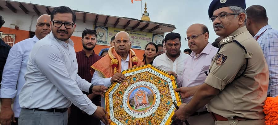 <div class="paragraphs"><p>ಜಿಲ್ಲಾಧಿಕಾರಿ ಸುರೇಶ ಬಿ. ಇಟ್ನಾಳ. ಜಿಲ್ಲಾ ಪಂಚಾಯಿತಿ ಮುಖ್ಯ ಕಾರ್ಯನಿರ್ವಾಹಕ ಅಧಿಕಾರಿ ವರ್ಣಿತ್ ನೇಗಿ, ಜಿಲ್ಲಾ ಪೊಲೀಸ್ ವರಿಷ್ಠಾಧಿಕಾರಿ ಡಾ. ರಾಮ್ ಎಲ್. ಅರಸಿದ್ದಿ ಅವರು ರಾಜ್ಯಪಾಲರಿಗೆ ನೆನಪಿನ&nbsp;ಕಾಣಿಕೆ&nbsp;ನೀಡಿದರು.</p></div>