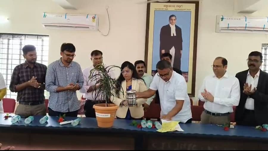 ಲಿಂಗಸುಗೂರು ವಕೀಲರ ಭವನದಲ್ಲಿ ಉಚಿತ ಆರೋಗ್ಯ ತಪಾಸಣಾ ಶಿಬಿರಕ್ಕೆ ಹಿರಿಯ ಶ್ರೇಣಿ ಸಿವಿಲ್ ನ್ಯಾಯಾಧೀಶೆ ಮಂಜುಳಾ ಉಂಡಿ ಚಾಲನೆ ನೀಡಿದರು