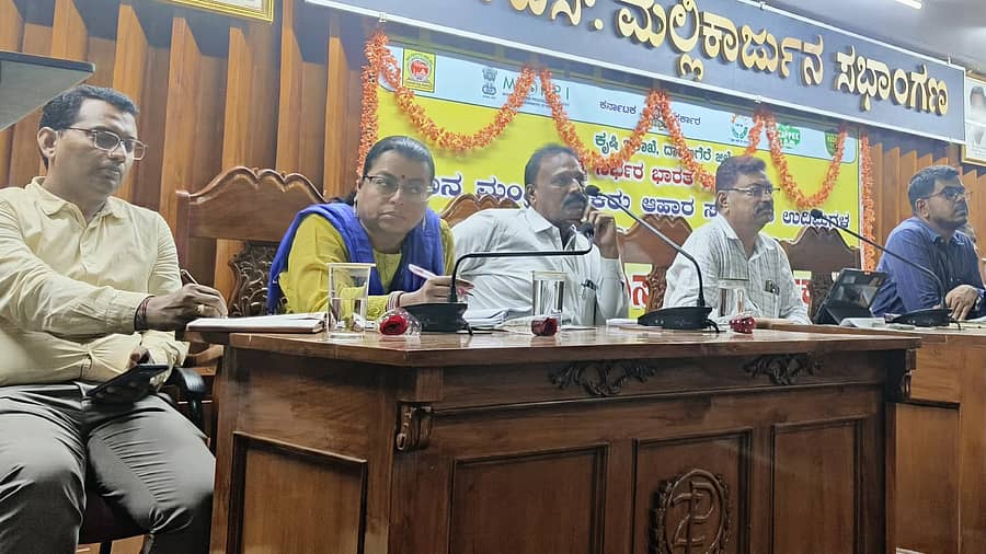 ದಾವಣಗೆರೆಯ ಜಿಲ್ಲಾ ಪಂಚಾಯಿತಿ ಸಭಾಂಗಣದಲ್ಲಿ ಮಂಗಳವಾರ ನಡೆದ ಸಭೆಯಲ್ಲಿ ಜಿಲ್ಲಾ ಪಂಚಾಯಿತಿ ಮುಖ್ಯ ಕಾರ್ಯನಿರ್ವಹಣಾಧಿಕಾರಿ ಗಿತ್ತೆ ಮಾಧವ ವಿಠ್ಠಲರಾವ್ ಮಾತನಾಡಿದರು