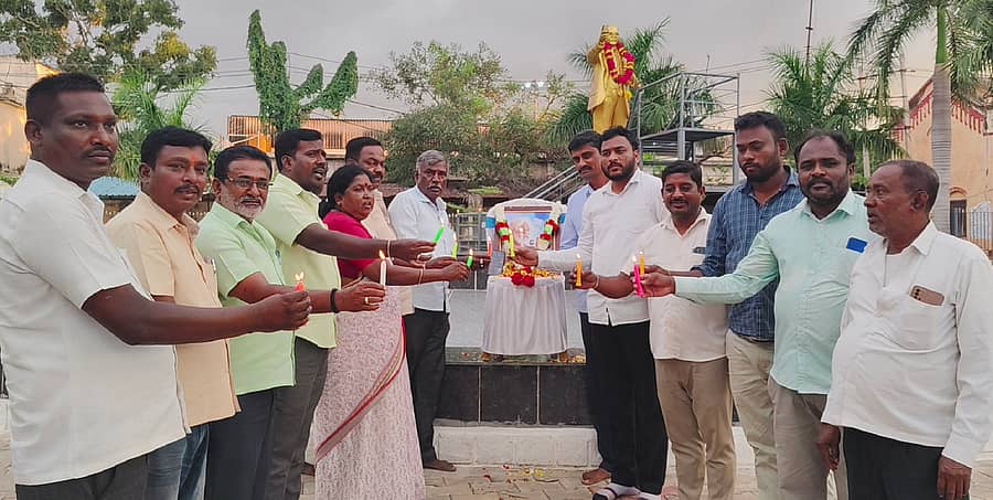 ಶ್ರೀನಿವಾಸಪುರದಲ್ಲಿ ಬುಧವಾರ ದಲಿತಪರ ಸಂಘಟನೆಗಳಿಂದ ಪ್ರಜಾಕವಿ ಗದ್ದರ್ ಅವರ ಎರಡನೇ ವರ್ಷದ ಪುಣ್ಯ ಸ್ಮರಣೆ ಹಮ್ಮಿಕೊಳ್ಳಲಾಗಿತ್ತು