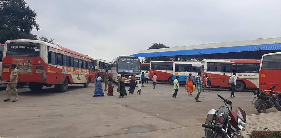 <div class="paragraphs"><p><strong>ಹೂವಿನಹಡಗಲಿ ಪಟ್ಟಣದ ಬಸ್ ನಿಲ್ದಾಣದಲ್ಲಿ ಪ್ರಯಾಣಿಕರಿಗಾಗಿ ಕಾದು ನಿಂತಿರುವ ಬಸ್ ಗಳು.</strong></p></div>