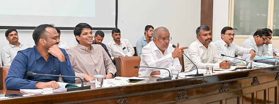 ಮೈಸೂರಿನ ಜಿಲ್ಲಾ ಪಂಚಾಯಿತಿ ಸಭಾಂಗಣದಲ್ಲಿ ಬುಧವಾರ ನಡೆದ ಚಾಮುಂಡೇಶ್ವರಿ ವಿಧಾನಸಭಾ ಕ್ಷೇತ್ರದ ಪ್ರಗತಿ ಪರಿಶೀಲನಾ ಸಭೆಯಲ್ಲಿ ಶಾಸಕ ಜಿ.ಟಿ.ದೇವೇಗೌಡ ಮಾತನಾಡಿದರು– ‍ಪ್ರಜಾವಾಣಿ ಚಿತ್ರ