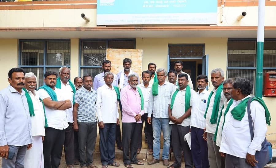 ವಿದ್ಯುತ್‌ನ ಕನಿಷ್ಠ ದರ ಏರಿಕೆ ಮಾಡಿರುವುದನ್ನು ವಿರೋಧಿಸಿ ಮಾಲೂರಿನ ಬೆಸ್ಕಾಂ ಇಲಾಖೆ ಕಚೇರಿ ಮಂಭಾಗದಲ್ಲಿ ರೈತರು ಗುರುವಾರ ಪ್ರತಿಭಟನೆ ನಡೆಸಿದರು