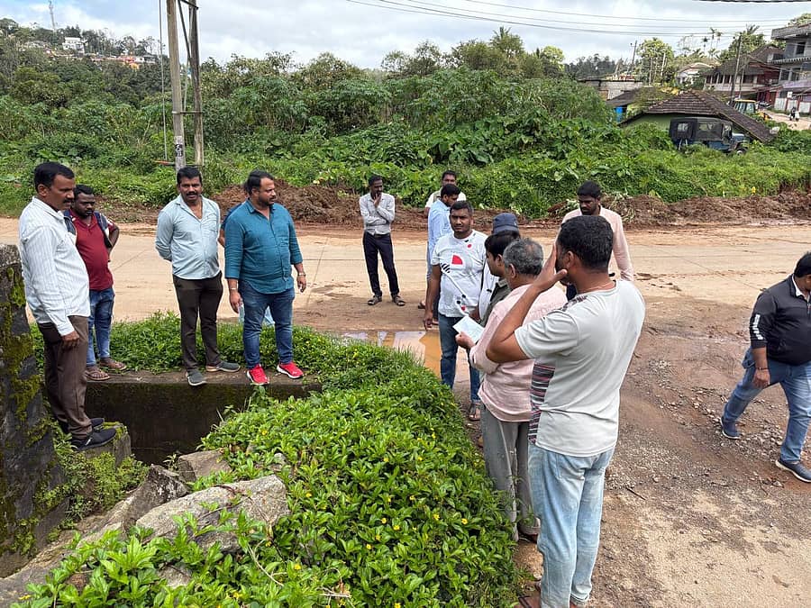 ಸೋಮವಾರಪೇಟೆ ಪಟ್ಟಣದ ಸಮೀಪದ ಅಲೇಕಟ್ಟೆ ರಸ್ತೆ ಪಕ್ಕ ಮಳೆನೀರು ಸಂಗ್ರಹವಾದ ಸ್ಥಳಕ್ಕೆ ಅಧಿಕಾರಿಗಳು ಭೇಟಿ ನೀಡಿ ಪರಿಶೀಲಿಸಿದರು