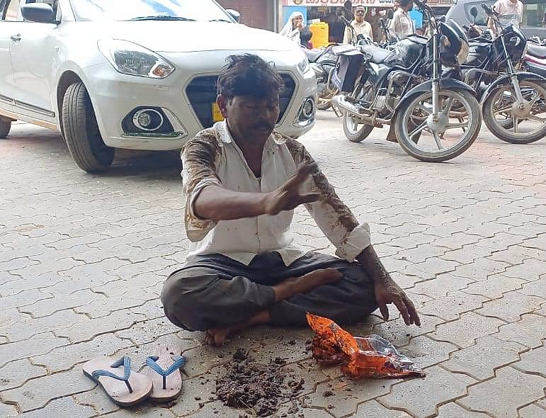 ಗದಗ ಜಿಲ್ಲೆಯ ಲಕ್ಷ್ಮೇಶ್ವರದ ಪುರಸಭೆ ಎದುರು ಮೈ ಮೇಲೆ ಮಲ ಸುರಿದುಕೊಂಡು ಪ್ರತಿಭಟಿಸಿದ ಸುರೇಶ ಬಸವಾನಾಯ್ಕರ