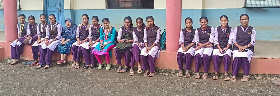 <div class="paragraphs"><p>ಪಿಯು ಕಾಲೇಜಿನ ತರಗತಿ ಮುಗಿಯುವುದನ್ನು ಕಾಯುತ್ತ, ಮಹಿಳಾ ಕಾಲೇಜಿನ ವಿದ್ಯಾರ್ಥಿನಿಯರು ಕುಳಿತಿರುವುದು&nbsp; </p></div>