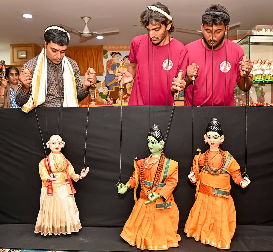 ಮೈಸೂರಿನ ನಜರ್‌ಬಾದ್‌ನ ‘ರಾಮಸನ್ಸ್‌ ಪ್ರತಿಷ್ಠಾನ’ದಲ್ಲಿ ಗುರುವಾರ ಆರಂಭವಾದ ಬೊಂಬೆ ಮನೆ ಪ್ರದರ್ಶನದಲ್ಲಿ ಕಲಾವಿದ ರಂಗೋಲಿ ಶ್ರೀಕಾಂತ್ ಮತ್ತು ತಂಡವು ‘ಹನುಮದ್ವಿಲಾಸ– ರಾಮಾಯಣದ ಸುಂದರಕಾಂಡದ ಪ್ರಸಂಗ’ ಅನ್ನು ಪ್ರಸ್ತುತ ಪಡಿಸಿತು – ಪ್ರಜಾವಾಣಿ ಚಿತ್ರ/ಅನೂಪ್ ರಾಘ .ಟಿ.