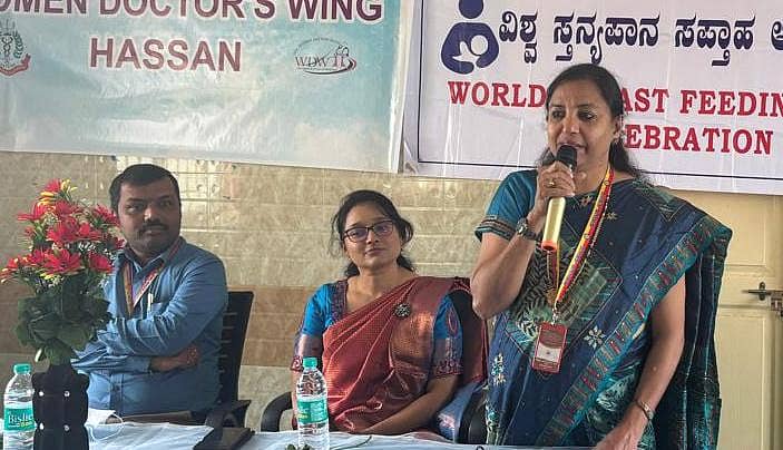 ಆಲೂರು ತಾಲ್ಲೂಕು ಆಸ್ಪತ್ರೆಯಲ್ಲೆ ವಿಶ್ವ ಸ್ತನ್ಯಪಾನ ಸಮಾರೋಪ ಸಮಾರಂಭದಲ್ಲಿ  ತಾಲ್ಲೂಕು ಆರೋಗ್ಯಾಧಿಕಾರಿ ಡಾ. ನಿಸಾರ್ ಫಾತಿಮ ಮಾತನಾಡಿದರು. ಸಲೋನಿ, ಡಾ. ಕಿಶೋರ್ ಉಪಸ್ಥಿತರಿದ್ದರು.