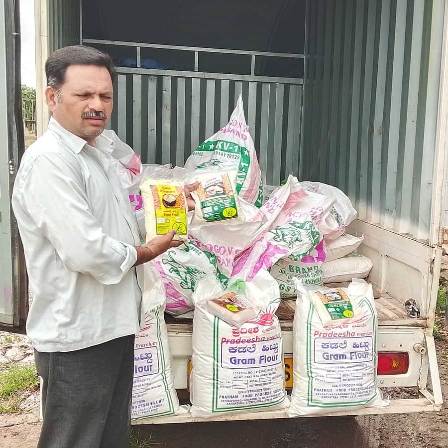 ಬಸವಾಪಟ್ಟಣ ಸಮೀಪದ ಕೆಂಗಾಪುರದ ತಮ್ಮ ‘ಪ್ರಥಮ್ ಫುಡ್ ಪ್ರೊಸೆಸಿಂಗ್ ಯುನಿಟ್‌’ನಲ್ಲಿ ತಯಾರಿಸಿದ ಉತ್ಪನ್ನಗಳೊಂದಿಗೆ ಪ್ರಕಾಶ್ ನಾಯ್ಕ