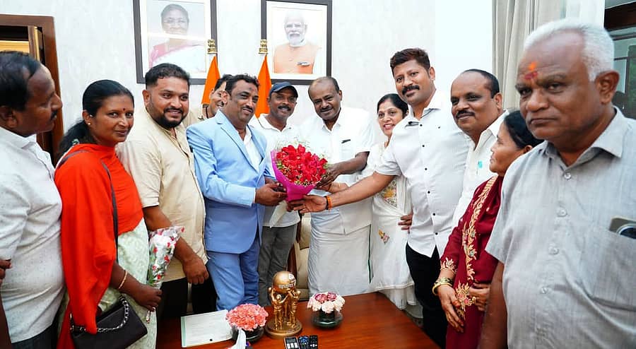 ‘ಅಧ್ಯಯನ ಪ್ರವಾಸ’ಕ್ಕೆ ಹೋಗಿರುವ ಮಂಡ್ಯ ನಗರಸಭೆ ಸದಸ್ಯರ ತಂಡ ದೆಹಲಿಯಲ್ಲಿ ಕೇಂದ್ರ ಸಚಿವ ಎಚ್‌.ಡಿ. ಕುಮಾರಸ್ವಾಮಿ ಅವರನ್ನು ಭೇಟಿಯಾಗಿರುವ ಕ್ಷಣ 