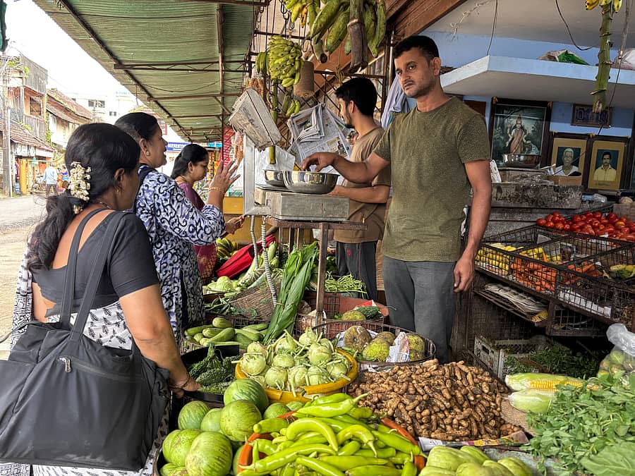 ಉಡುಪಿ ತರಕಾರಿ ಮಾರುಕಟ್ಟೆಯಲ್ಲಿ ಗುರುವಾರ ಗ್ರಾಹಕರು ತರಕಾರಿ ಖರೀದಿಸಿದರು