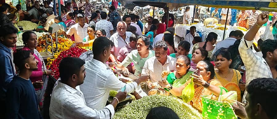ಕೋಲಾರದ ಹಳೆ ಬಸ್‌ ನಿಲ್ದಾಣದ ಮಾರುಕಟ್ಟೆಯಲ್ಲಿ ಹೂವು ಖರೀದಿ ಭರಾಟೆ
