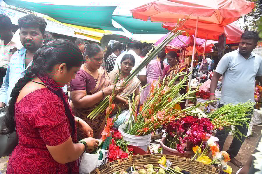 ತುಮಕೂರಿನಲ್ಲಿ ಗುರುವಾರ ವರಮಹಾಲಕ್ಷ್ಮಿ ಹಬ್ಬಕ್ಕೆ ಹೂವು ಖರೀದಿ