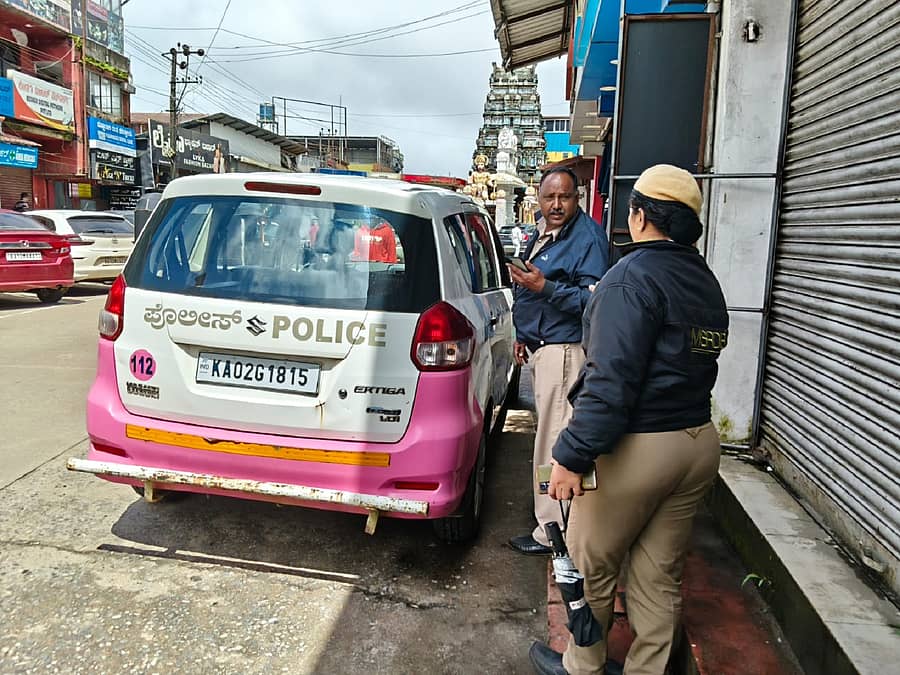 ಮಡಿಕೇರಿಯ ಕಾಲೇಜ್ ರಸ್ತೆಯಲ್ಲಿನ ವಾಹನ ನಿಲುಗಡೆ ಪ್ರದೇಶದಲ್ಲಿ ಪೊಲೀಸರ ತುರ್ತು ಸ್ಪಂದನಾ ವಾಹನವನ್ನು ನಿಲ್ಲಿಸಿದ್ದಾಗ ನಗರ ಸಂಚಾರ ಠಾಣೆಯ ಪೊಲೀಸರು ಬಂದು ದಂಡ ವಿಧಿಸಿದರು