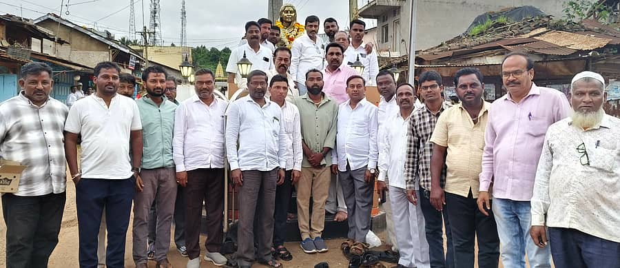 100 ಹಾಸಿಗೆಗಳ ಆಸ್ಪತ್ರೆ ನಿರ್ಮಾಣಕ್ಕೆ ಅನುಮೋದನೆ ಸಿಕ್ಕ ಹಿನ್ನೆಲೆಯಲ್ಲಿ, ಚನ್ನಮ್ಮನ ಕಿತ್ತೂರಿನಲ್ಲಿ ಕಾಂಗ್ರೆಸ್ ಕಾರ್ಯಕರ್ತರು ಸಂಭ್ರಮಾಚರಣೆ ಮಾಡಿದರು