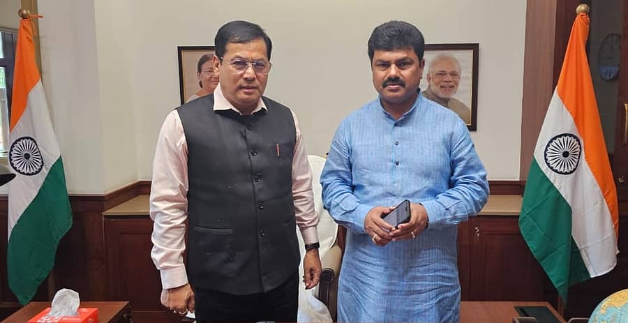 ಕೇಂದ್ರ ಸಚಿವ ಸರ್ಬಾನಂದ ಸೋನವಾಲ ಅವರನ್ನು ಸಂಸದ ಬಿ.ವೈ.ರಾಘವೇಂದ್ರ ಅವರು ಗುರುವಾರ ಭೇಟಿ ಮಾಡಿ ಚರ್ಚೆ ನಡೆಸಿದರು 