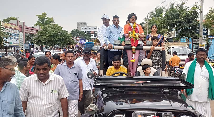 ಮೇಲೇಷಿಯಾದಲ್ಲಿ ಈಚೆಗೆ ಜರುಗಿದ ಏಷಿಯನ್ ಪ್ಯಾರಾ ಟೇಕ್ವಾಂಡೋ ಚಾಂಪಿಯನ್‌ ಷಿಪ್‌ನಲ್ಲಿ ಕಂಚಿನ ಪದಕ ಪಡೆದ ಮೂಡಲಗಿ ಕಲಾ ಹಾಗೂ ವಾಣಿಜ್ಯ ಮಹಾವಿದ್ಯಾಲಯದ ವಿದ್ಯಾರ್ಥಿನಿ ಲಕ್ಷ್ಮಿ ರಡರಟ್ಟಿ ಅವರನ್ನು ಗುರುವಾರ ಮೂಡಲಗಿಯಲ್ಲಿ ತೆರೆದ ಜೀಪದಲ್ಲಿ ಮೆರವಣಿಗೆಯ ಮೂಲಕ ಸ್ವಾಗತಿಸಲಾಯಿತು