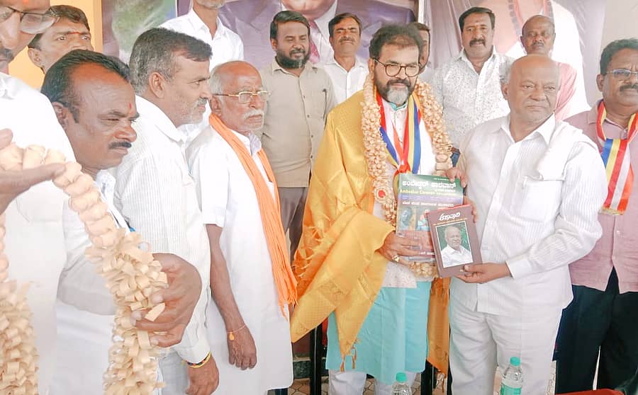 ಮಳವಳ್ಳಿ ಪಟ್ಟಣದ ಭಗವಾನ್ ಬುದ್ಧ ಶಿಕ್ಷಣ ಸಂಸ್ಥೆಗೆ ಭೇಟಿ ನೀಡಿದ ವಿಧಾನ ಪರಿಷತ್ ವಿರೋಧ ಪಕ್ಷದ ನಾಯಕ ಛಲವಾದಿ ನಾರಾಯಣಸ್ವಾಮಿ ಅವರನ್ನು ಯಮದೂರು ಸಿದ್ದರಾಜು ಅಭಿನಂದಿಸಿದರು 