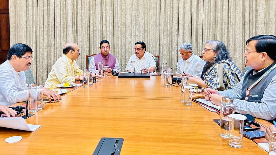 ಸಿ.ಆರ್‌.ಪಾಟೀಲ ಅವರಿಗೆ ಬಸವರಾಜ ಬೊಮ್ಮಾಯಿ ಹಾಗೂ ಪ್ರಲ್ಹಾದ ಜೋಶಿ ಮಾಹಿತಿ ನೀಡಿದರು. ಪಿ.ಸಿ.ಗದ್ದಿಗೌಡರ, ಜಲಶಕ್ತಿ ಖಾತೆ ರಾಜ್ಯ ಸಚಿವ ವಿ.ಸೋಮಣ್ಣ ಇದ್ದರು. 
