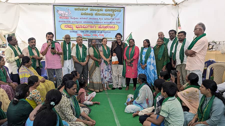 ಆನೇಕಲ್ ತಾಲ್ಲೂಕಿನ ಮುತ್ತಾನಲ್ಲೂರಿನಲ್ಲಿ ನಡೆಯುತ್ತಿರುವ ನಮ್ಮ ಭೂಮಿಗಾಗಿ ಹೋರಾಟ ಅಹೋರಾತ್ರಿ ಪ್ರತಿಭಟನಾ ಸ್ಥಳಕ್ಕೆ ಸಾಹಿತಿಗಳಾದ ಟಿ.ಎನ್‌.ಸೀತಾರಾಮ್‌, ಶೂದ್ರ ಶ್ರೀನಿವಾಸ್, ತಾ.ನಂ.ಕುಮಾರಸ್ವಾಮಿ ಭೇಟಿ ನೀಡಿ ರೈತರಿಗೆ ಬೆಂಬಲ ಸೂಚಿಸಿದರು