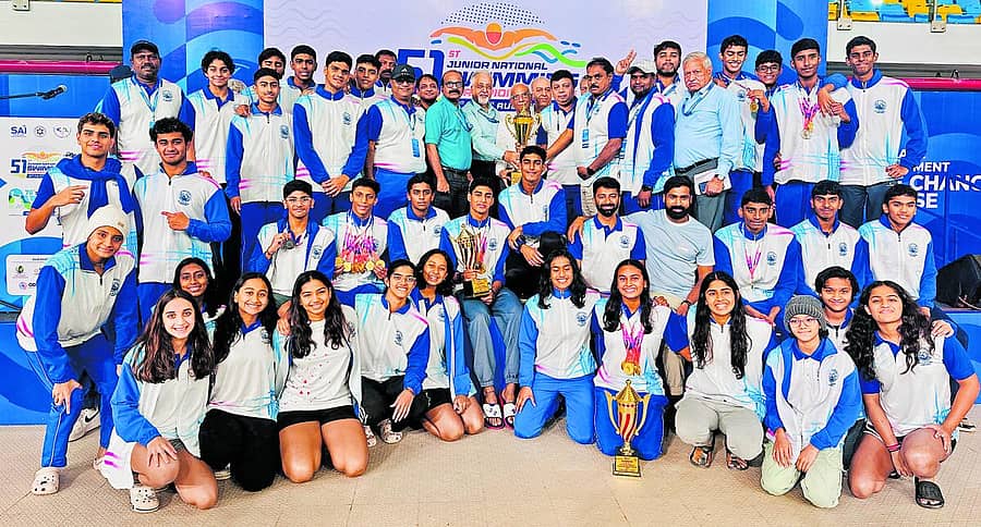 <div class="paragraphs"><p>ಅಹಮದಾಬಾದ್ನಲ್ಲಿ ನಡೆದ 51ನೇ ಜೂನಿಯರ್ ರಾಷ್ಟ್ರೀಯ ಈಜು ಚಾಂಪಿಯನ್ಷಿಪ್ನಲ್ಲಿ ಸಮಗ್ರ ಪ್ರಶಸ್ತಿ ಗೆದ್ದ ಕರ್ನಾಟಕ ತಂಡದ ಈಜುಪಟುಗಳು</p></div>