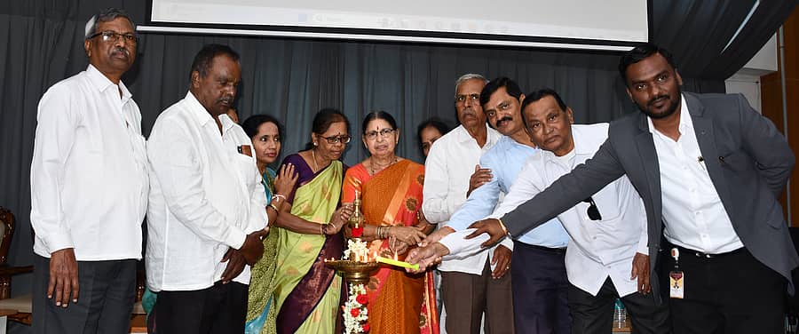 ದಾವಣಗೆರೆ ಜಿಲ್ಲೆಯ ಭಾನುವಳ್ಳಿಯಲ್ಲಿ ನಡೆದ ಕಾರ್ಯಕ್ರಮದಲ್ಲಿ ‘ಸ್ನೇಹ ಸಂಭ್ರಮ ಚಾರಿಟಿ ಫೌಂಡೇಷನ್‌’ಗೆ ಚಾಲನೆ ನೀಡಿದ ನಿವೃತ್ತ ಶಿಕ್ಷಕರು 