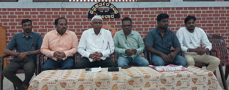 ಕೋಲಾರದಲ್ಲಿ ಗುರುವಾರ ಪತ್ರಿಕಾಗೋಷ್ಠಿಯಲ್ಲಿ ಸಿಐಟಿಯು ರಾಜ್ಯ ಉಪಾಧ್ಯಕ್ಷ ಎಚ್.ಎನ್.ಗೋಪಾಲಗೌಡ ಹಾಗೂ ಮುಖಂಡರು ಮಾತನಾಡಿದರು

