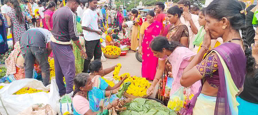 ಕೊರಟಗೆರೆಯಲ್ಲಿ ವರಮಹಾಲಕ್ಷ್ಮಿ ಹಬ್ಬದ ಅಂಗವಾಗಿ ಗುರುವಾರ ಹೂವು, ಹಣ್ಣು ಖರೀದಿಸಲಾಯಿತು 