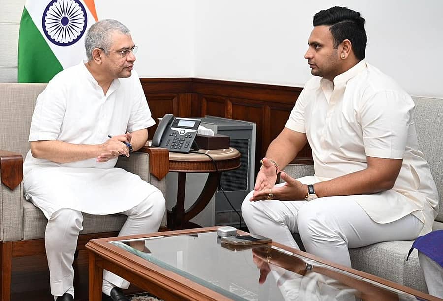 ಮೈಸೂರಿನ ಸಂಸದ ಯದುವೀರ್‌ ಕೃಷ್ಣದತ್ತ ಚಾಮರಾಜ ಒಡೆಯರ್ ಅವರು ಮಂಗಳವಾರ ರೈಲ್ವೆ ಸಚಿವ ಅಶ್ವಿನ್‌ ವೈಷ್ಣವ್‌ ಅವರನ್ನು ಭೇಟಿಯಾಗಿ ಚರ್ಚಿಸಿದರು