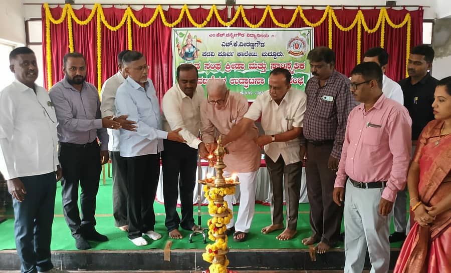 ಮದ್ದೂರಿನ ಎಚ್. ಕೆ. ವೀರಣ್ಣಗೌಡ ಪದವಿಪೂರ್ವ ಕಾಲೇಜಿನಲ್ಲಿ ನಡೆದ ಕನ್ನಡ ಸಂಘ ಉದ್ಘಾಟನೆ ಹಾಗೂ ಸ್ಪರ್ಧಾತ್ಮಕ ಪರೀಕ್ಷೆಯ ಪುಸ್ತಕಗಳ ಬಿಡುಗಡೆ ಕಾರ್ಯಕ್ರಮವನ್ನು ಎಇಟಿ ಶಿಕ್ಷಣ ಮಹಾವಿದ್ಯಾಲಯದ ಪ್ರಾಧ್ಯಾಪಕ ಧರ್ಮೇಶ್ ಉದ್ಘಾಟಿಸಿದರು 