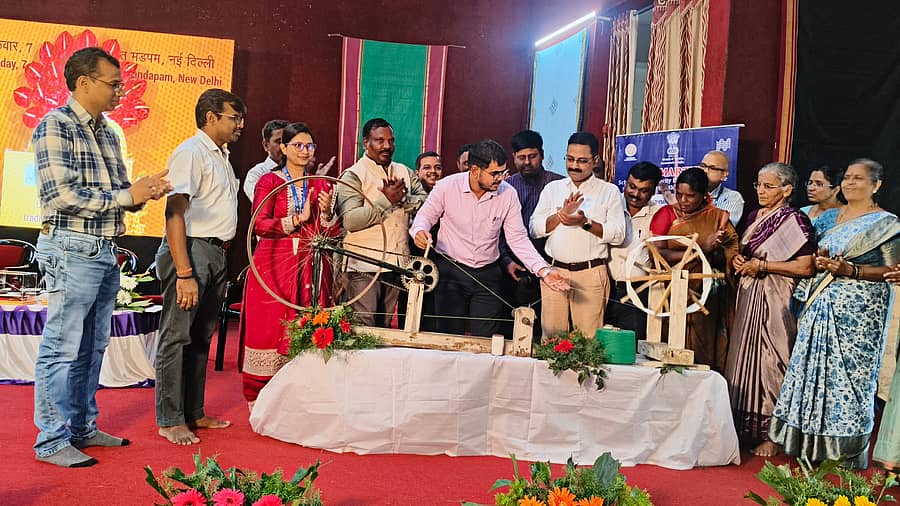 ದಾವಣಗೆರೆಯ ಜಿಲ್ಲಾಡಳಿತ ಭವನದ ತುಂಗಭದ್ರಾ ಸಭಾಂಗಣದಲ್ಲಿ ಗುರುವಾರ ನಡೆದ ಕೈಮಗ್ಗ ದಿನಾಚರಣೆಯಲ್ಲಿ ಜಿಲ್ಲಾ ಪಂಚಾಯಿತಿ ಮುಖ್ಯ ಕಾರ್ಯನಿರ್ವಹಣಾಧಿಕಾರಿ ಗಿತ್ತೆ ಮಾಧವ ವಿಠ್ಠಲ ರಾವ್ ಚರಕದಿಂದ ನೂಲು ತೆಗೆದರು