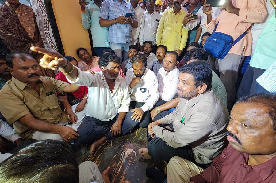 ಕೊಪ್ಪಳದಲ್ಲಿ ಗುರುವಾರ ಗವಿಸಿದ್ಧಪ್ಪ ನಾಯಕ ಅವರ ಮನೆಗೆ ಮುಸ್ಲಿಂ ಸಮಾಜದ ಮುಖಂಡರು ಭೇಟಿ ನೀಡಿ ಸಾಂತ್ವನ ಹೇಳಿದರು