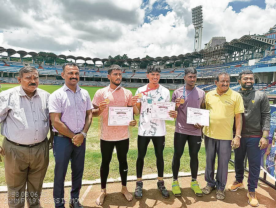 ಪುರುಷರ ವಿಭಾಗದಲ್ಲಿ ಚಿನ್ನ ಗೆದ್ದ ಬೆಂಗಳೂರಿನ ಸಿ. ಶಿವಮಣಿ (ಮಧ್ಯ), ಬೆಳ್ಳಿ ಗೆದ್ದ ವೆಂಕಟೇಶ್‌ (ಎಡ) ಮತ್ತು ಕಂಚು ಗೆದ್ದ ಮೊಹಮ್ಮದ್‌ ಅಜೀಜ್‌ (ಬಲ)